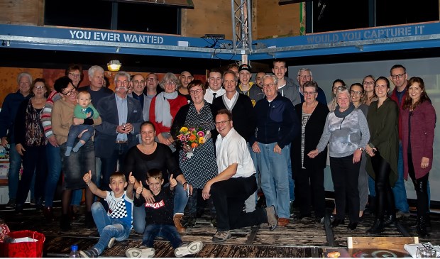 Corrien Janson (met bloemen) omringd door gasten op haar afscheidsreceptie en medewerkers van het SCw.