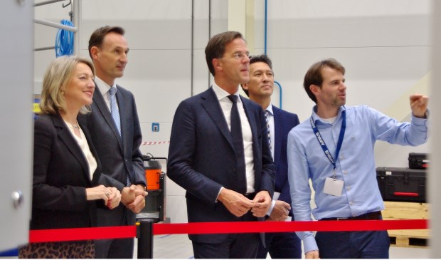 Voordat hij de openingshandeling verrichtte, kreeg minister-president Mark Rutte een rondleiding door Airbus Oegstgeest. | Foto Willemien Timmers