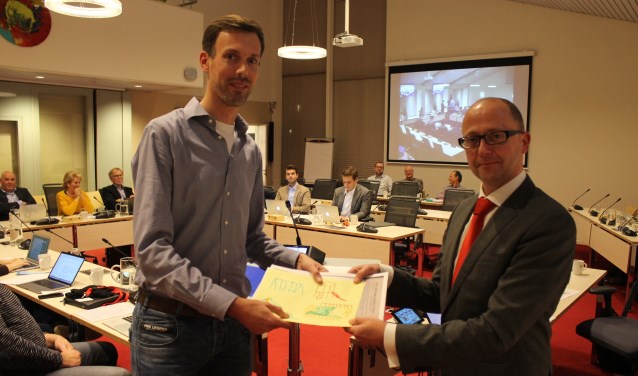 Bewoner Tibboel biedt voorzitter Nederstigt de handtekeningen aan. | Foto: NK