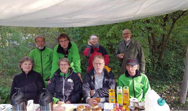 Vrijwilligers van de natuurspeeltuin aan de lunch. | Foto: PR