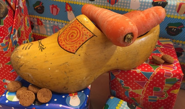 Voor veel kinderen is het niet vanzelfsprekend dat ze 5 december een cadeautje krijgen. Omdat er geen geld voor is. Kinderhulp helpt deze kinderen toch aan een cadeautje, maar komt nu zelf in de problemen.