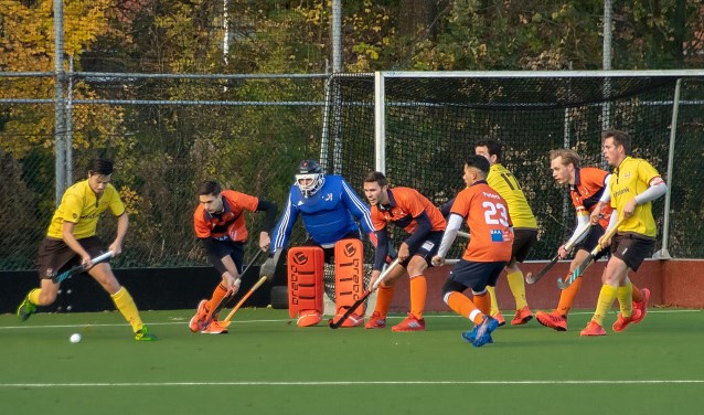 Dominique van Nieuwehuizen belaagt de HCAS verdediging.