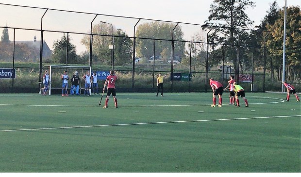Hisalis krijgt een strafcorner tegen Weesp.