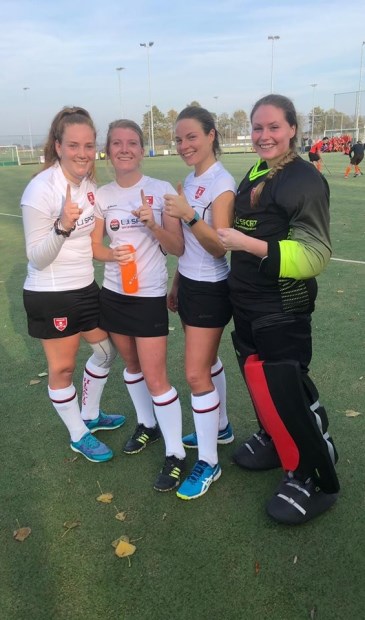 Vlnr: de doelpuntenmaaksters Anne van Tol, Michelle Wijnhout, Tess van Bochove en op rechts keeper Laura Vos