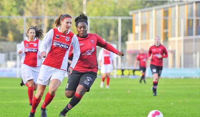 Romy Siera legt de gevaarlijke Lavinia Poku aan banden.