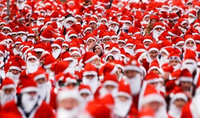 De deelnemers krijgen voorafgaand een eigen kerstmanpak.