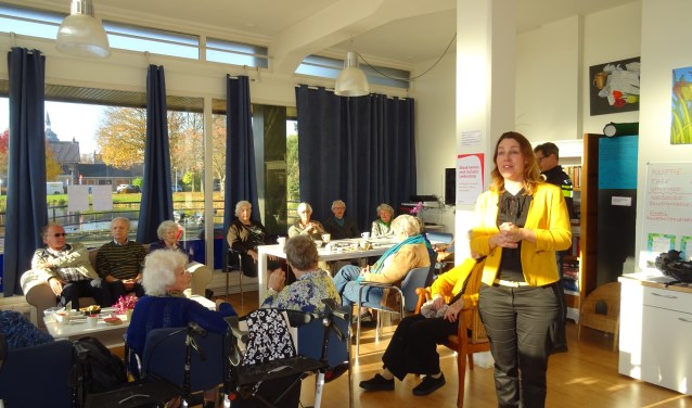 Janine de Vries van Incluzio Leiderdorp geeft uitleg over het werk van de nieuwe welzijnsorganisatie.