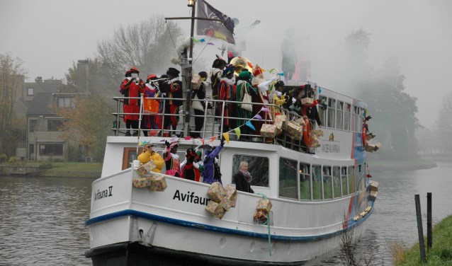 Ook dit jaar zal de pakjesboot van Sinterklaas via de Oude Rijn Leiderdorp binnenkomen. | Archieffoto