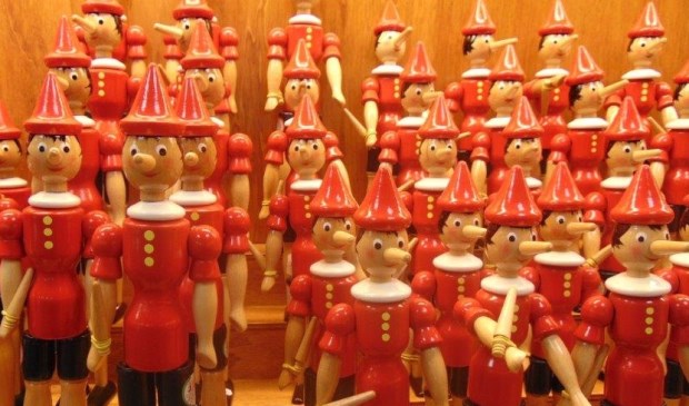 Pinocchio-figuren sierden de voorpagina van het omstreden krantje. | Foto: Cor de Mooy