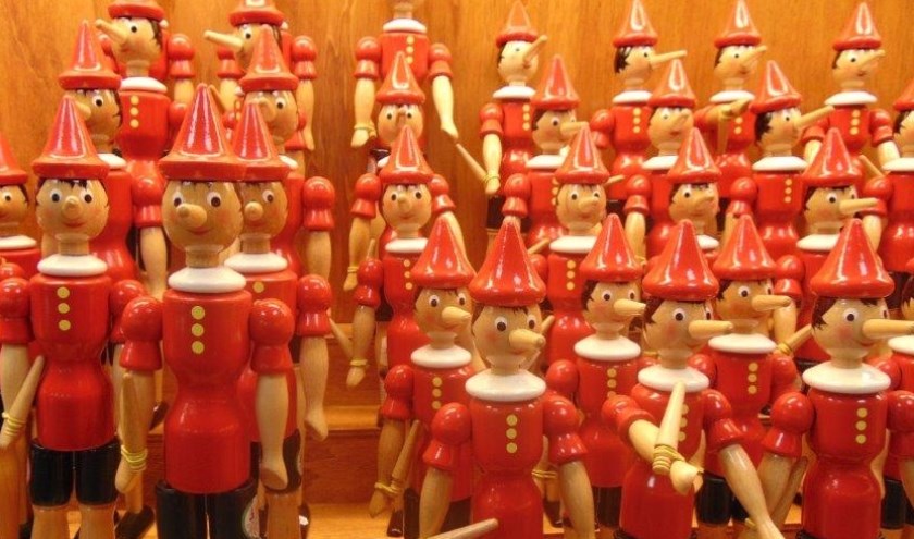Pinocchio-figuren sierden de voorpagina van het omstreden krantje. | Foto: Cor de Mooy