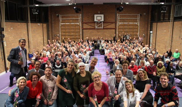 De cast van 'Extra hulp op de eerste hulp' na afloop van de voorstelling, met op de achtergrond het enthousiaste publiek.