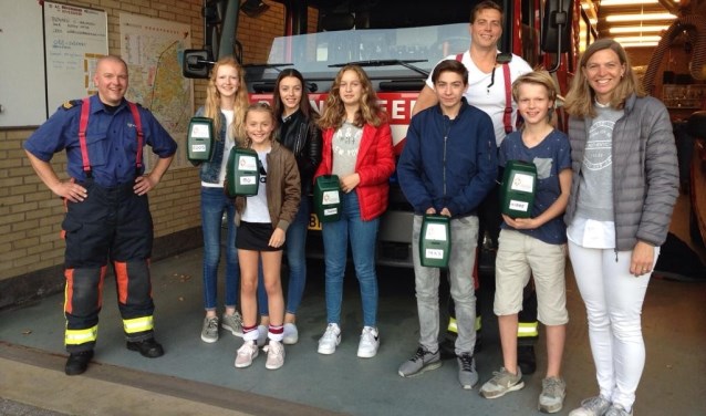 V.l.n.r. brandweerman Paul Termorshuizen, Roos, Floor, Bo, Sinead, brandweerman Theo van Rijn, Max, Hidde en Sabine Zondag.