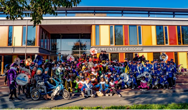 Sinterklaas en heel veel van zijn Pieten bij het Leiderdorpse gemeentehuis, waar de goedheiligman en zijn helpers hun rondtocht door het dorp onderbraken voor een lekkere lunch.