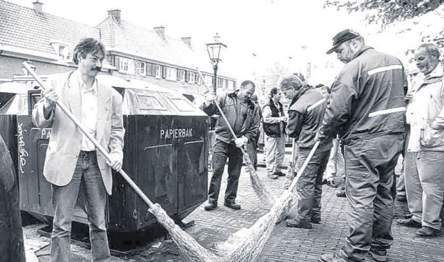 Herkent u de lompe papierbakken nog? Ze zijn zo goed als verdwenen. Foto: Wim Bouwens
