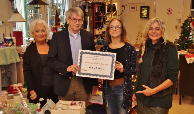 Vlnr: Sandra de Roos (winkelcoördinator Soek), Gabrie Lansbergen (penningmeester inloophuis Scarabee), Maria Smits (voorzitter bestuur Soek), Jolanda Ratten (bestuurslid Soek & gastvrouw inloophuis Scarabee).