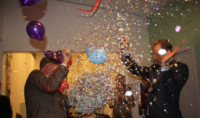 Samen met huisarts Jos Mulders prikt de burgemeester de ballon kapot. | Foto en tekst: Annemiek Cornelissen.