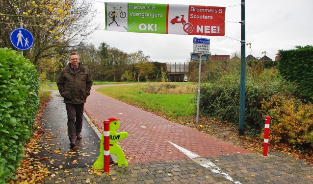'De tunnel is alleen voor wandelaars en fietsers. Hij is niet geschikt voor brommers en scooters.' | Foto Willemien Timmers