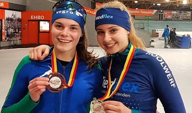 Rianne Heemskerk (brons) en Loesanne van der Geest (goud) zorgen voor twee medailles voor de Warmondse IJsclub. | Foto: pr.