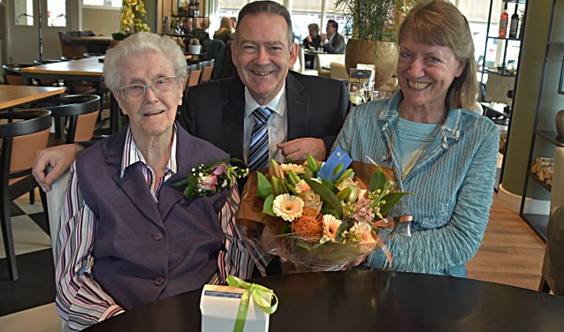 De jarige Annie Vrijburg ontvangt, samen met haar dochter, wethouder Rob ten Boden op haar honderdste verjaardag. | Foto: PvK