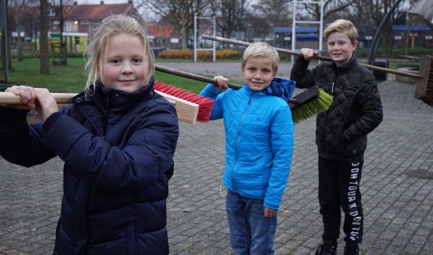 SuperSchoon-ambassadeurs Thijs, Evelien en Guido roepen iedereen op om mee te doen aan het nieuwjaarsvegen in Lisserbroek.