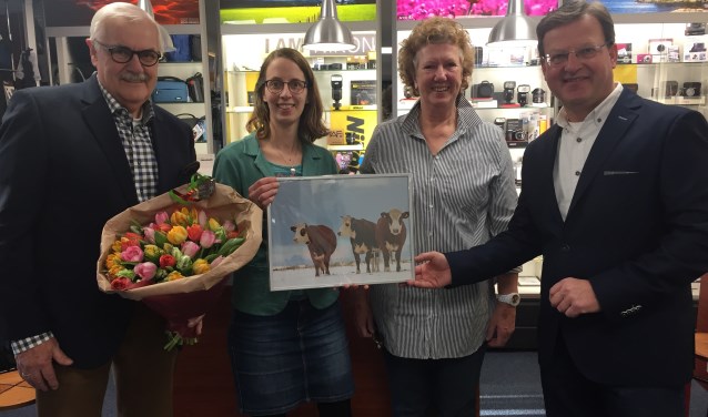 Chris Balkenende, Inge-Marij van der Schrier, Anneke van der Heiden en Paul Müller bij de uitreiking.