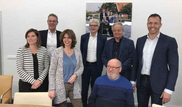 Jolanda Langeveld (wethouder Lisse), Anne de Jong (wethouder Hillegom), Ingrid Tijsen (voorzitter HBVB), Hans Al (directeur-bestuurder Stek), Cor Vink (voorzitter HBT), Peter Pinkhaar (directeur-bestuurder Vooruitgang), Bas Brekelmans (wethouder Teylingen).