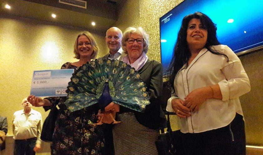 José Roest (penningmeester), Agaath Beelen - Molkenboer en Kazhul Mawlud ontvangen de cheque en bijbehorende trofee van wethouder Arno van Kempen. Voorzitter en oprichter Liz Wassenaar kon vanwege omstandigheden helaas niet aanwezig zijn.