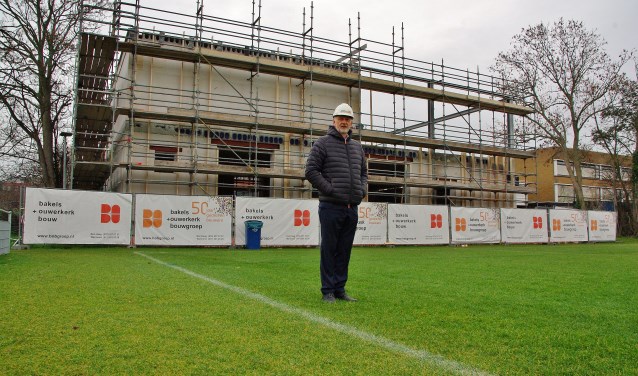 Rector John Swieringa voor het nieuwe gebouw voor muziek en drama. | Foto Willemien Timmers