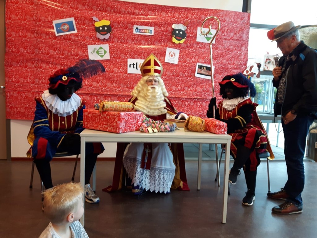 De speeltuin was omgetoverd tot een soort perskamer, waar Sinterklaas geïnterviewd werd!
