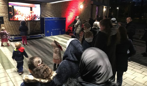 Buiten konden ouders en andere familie livestream meekijken.