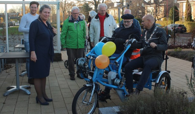 Burgemeester en fietsmaatje Emile Jaensch reed even na tien uur met Wim, bewoner van Hofwijck, de Hazenboslaan op richting het ontvangstcomité. | Foto Ed Patijn