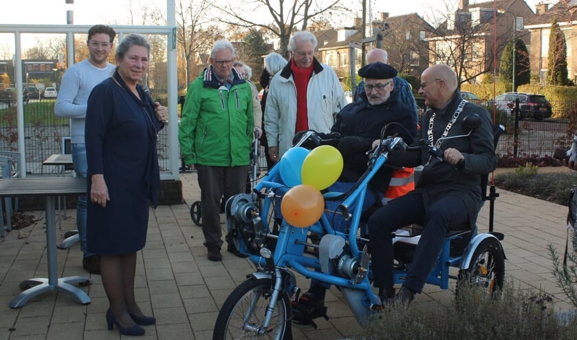 Burgemeester en fietsmaatje Emile Jaensch reed even na tien uur met Wim, bewoner van Hofwijck, de Hazenboslaan op richting het ontvangstcomité. | Foto Ed Patijn