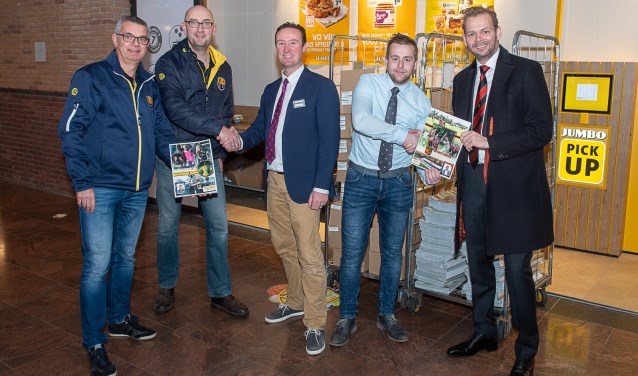 Vertegenwoordigers van beide Oegstgeester voetbalclubs samen met bedrijfsleiders Rien de Haas en Bjorn Sierra. | Foto Lichtenbeldfotografie