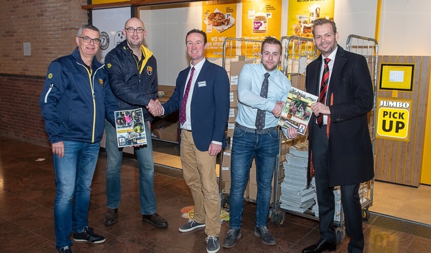 Vertegenwoordigers van beide Oegstgeester voetbalclubs samen met bedrijfsleiders Rien de Haas en Bjorn Sierra. | Foto Lichtenbeldfotografie