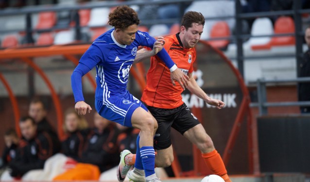 Mike van den Ban in duel met Ruggero Mannes. | Foto: OrangePictures
