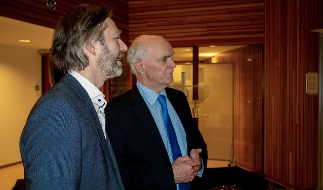 Jeff Gardeniers (rechts) nam donderdag 13 december afscheid van politici, ambtenaren en relaties met een goed bezochte receptie in het Leiderdorpse gemeentehuis.