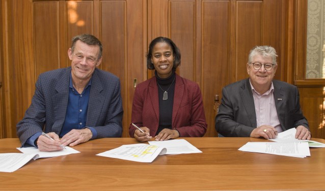Vanaf links: Henri de Jong (wethouder Wonen), Merlien Welzijn (bestuurder Woningstichting Sint Antonius van Padua) en Sjaak Geerlings (voorzitter Stichting Huurdersbelangen Noordwijkerhout en De Zilk). | Foto: Willem Krol