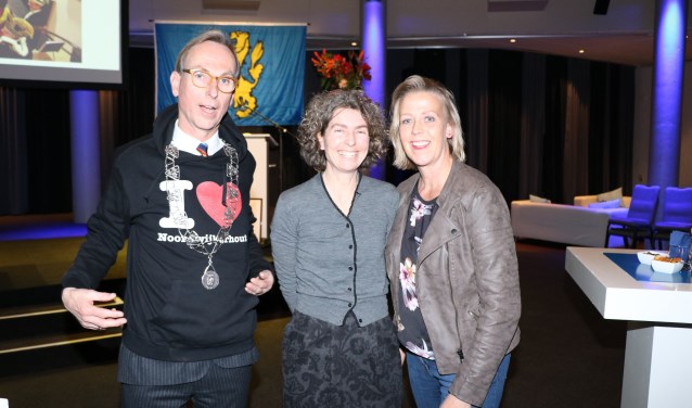 Dat Goedhart de hoodie met trots draagt is duidelijk."En anders onze zoon wel", constateert echtgenote Janneke. Rechts: Cilene Vriend. | Foto: Fred van der Bent