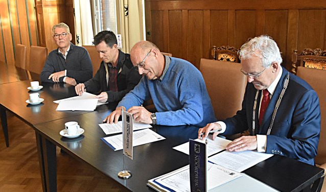 Theo Passchier, Willem Passchier en burgemeester Jan Rijpstra ondertekenden de overeenkomst. | Foto: PvK