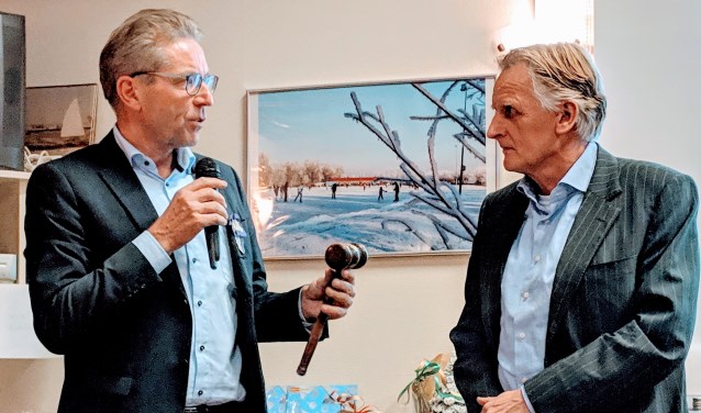 Frans Biemond (l) overhandigt de voorzittershamer aan Philip van der Post. | Foto: pr.