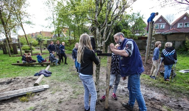 De aanleg van avontuurlijke, natuurlijke speelplekken is een trend.