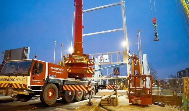 De balans van de brug wordt op zijn plek getakeld.
