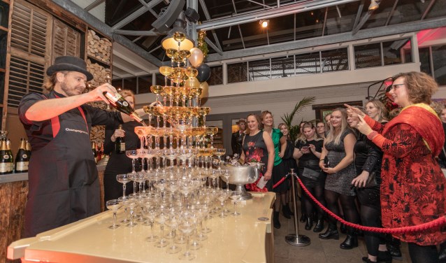 Directeur Evalien Rengers hield een korte speech terwijl de champagne rijkelijk vloeide. | Foto Wil van Elk