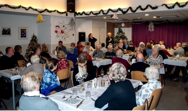 Een zaal vol gasten op donderdagavond. Op de achtergrond burgemeester Laila Driessen die de avond opende.