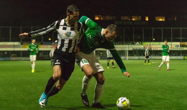 Youssef el Baouchi in duel met Desmond Sturing. | Foto's: Johanna Wever