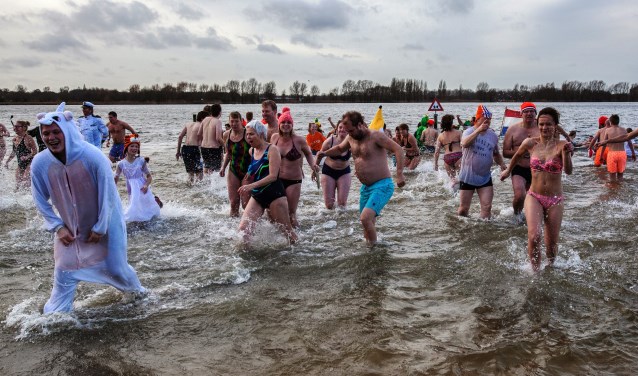 Deelnemers weten de Nieuwjaarsduik in het Valkenburgse Meer te waarderen.