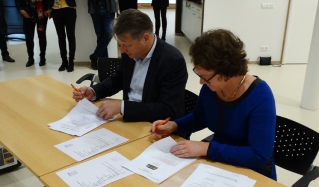 Geron Verdellen, directeur SMT Bouw & Vastgoed en Sylvia Spierenburg, bestuurder van Sophia Scholen bij de ondertekening.
