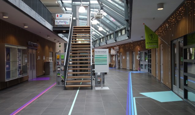 Het atrium van De Sterrentuin, waar in januari de balie van Incluzio Leiderdorp wordt geopend.