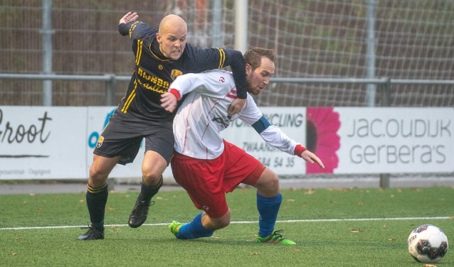 Lars van Bommel probeert de verdediging van Koudekerk te doorbreken. | Foto lichtenbeldfoto.nl