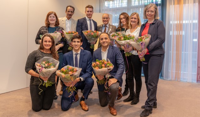 Burgemeester Emile Jaensch heette negen nieuwe Nederlanders welkom tijdens de naturalisatiebijeenkomst in het gemeentehuis. | Foto Wil van Elk